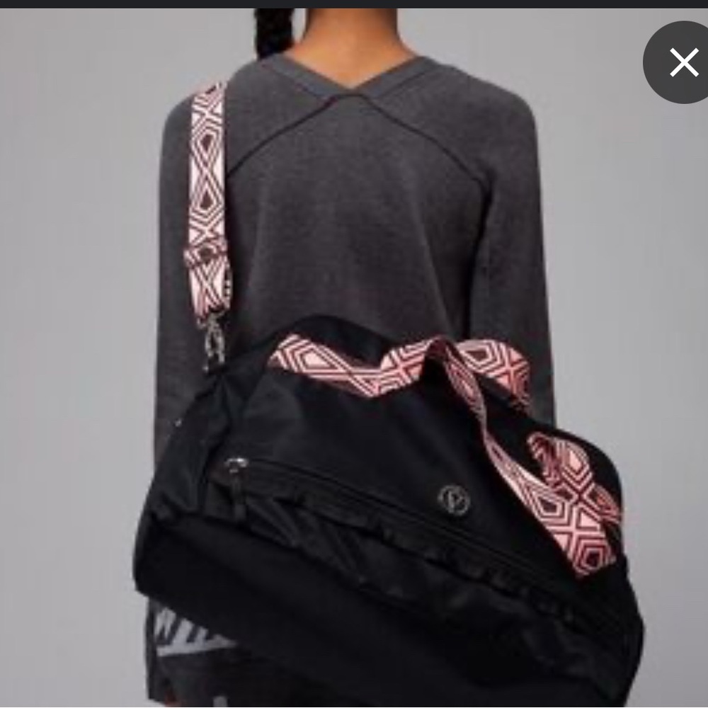 EUC Ivivva “Got Game” training and duffle gym bag with a pocket for racquets